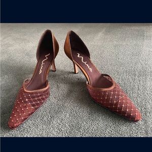 Elegant Pointed Toe Shoes Decorated With Tiny Stones